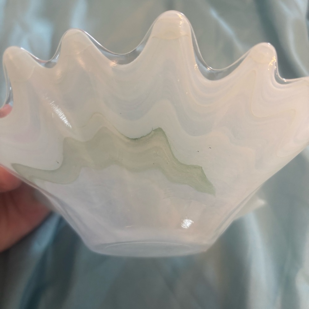 Vintage opalescent Light Green Murano Glass Bowl - Picture 4 of 5